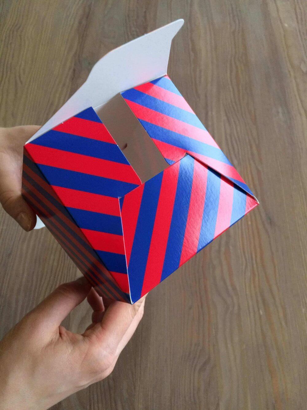 How to fold product boxes? Packhelp