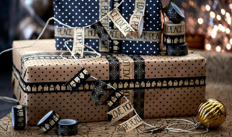 Cadeaux de Noël avec une guirlande devant
