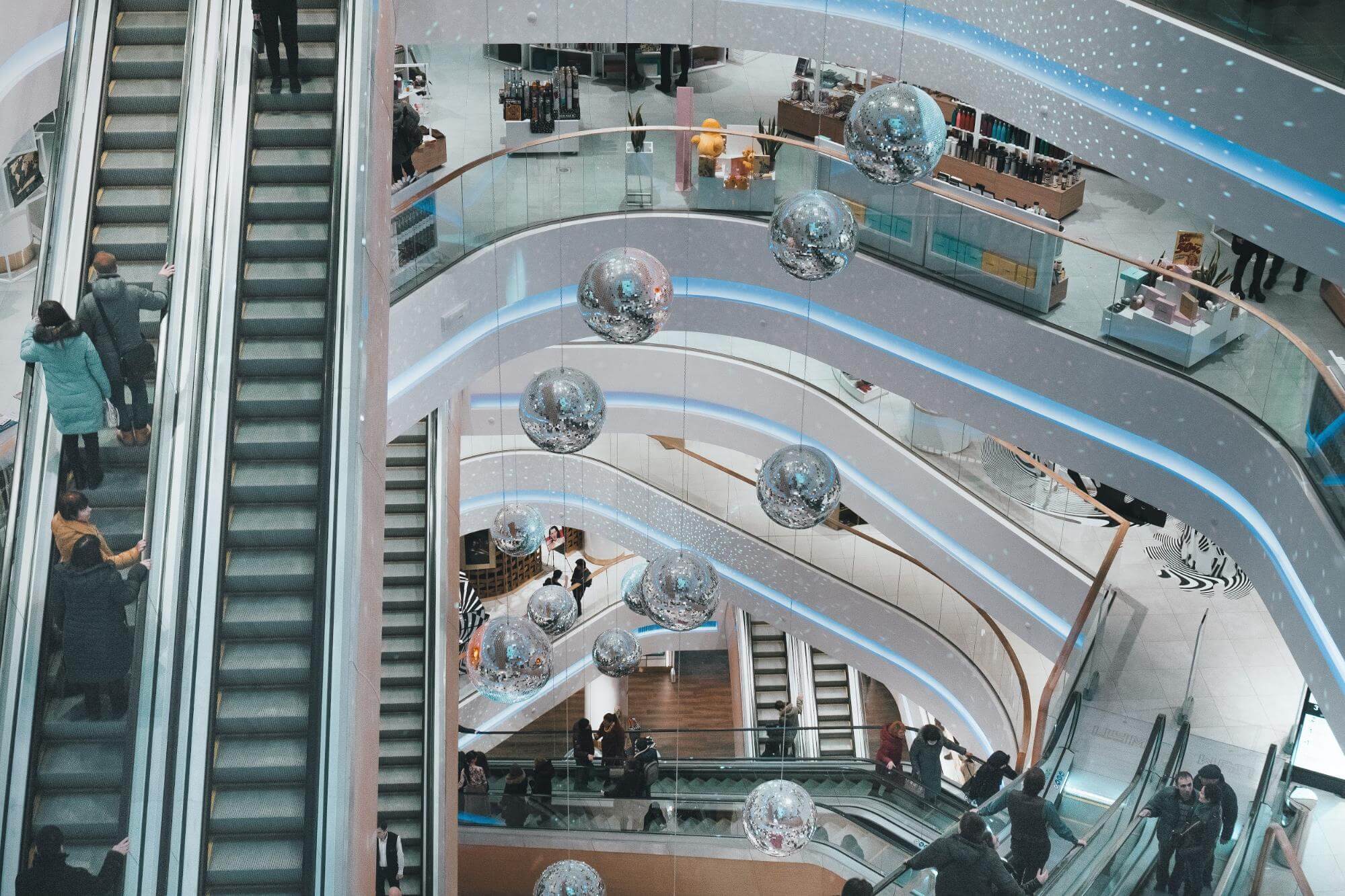 personas subiendo las escaleras de un centro comercial