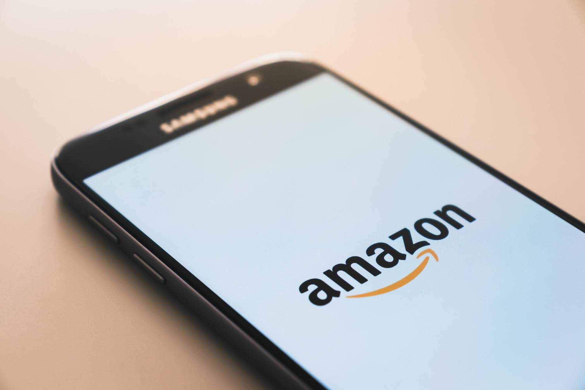 Smartphone avec application Amazon, leader du e-commerce