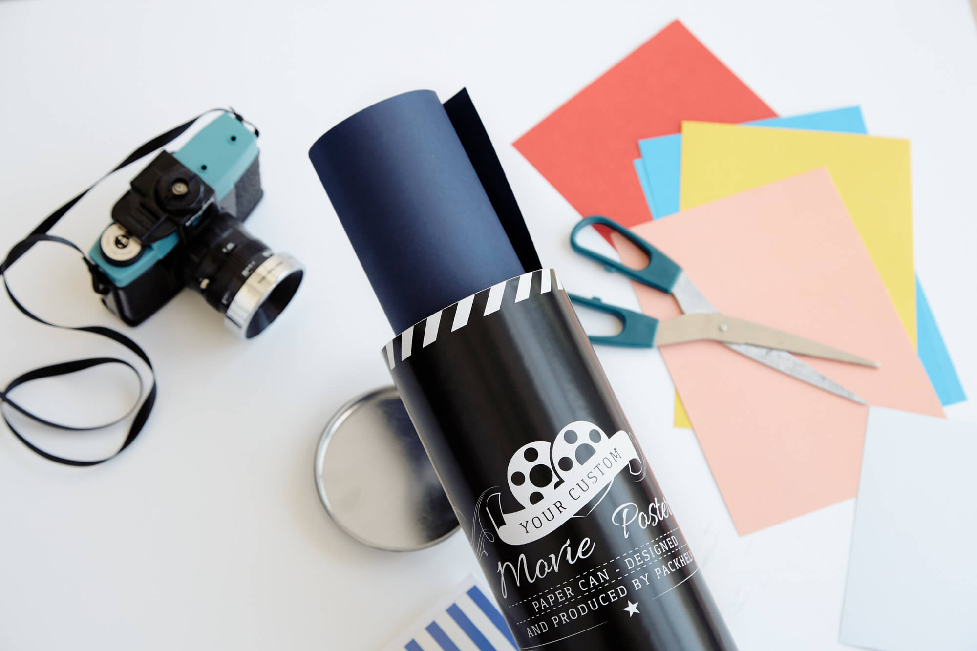 packaging cilíndrico con un póster en el interior