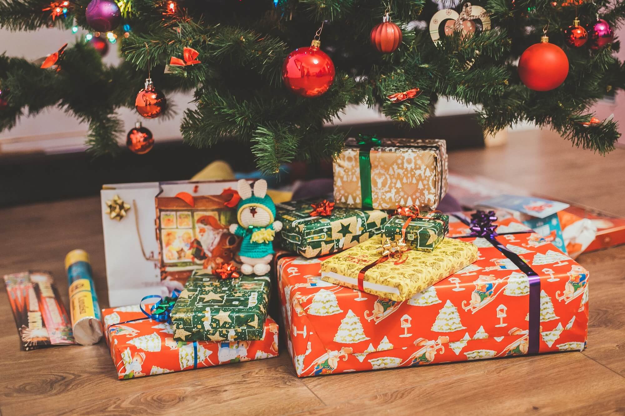 Cadeaux de Noël au pied du sapin