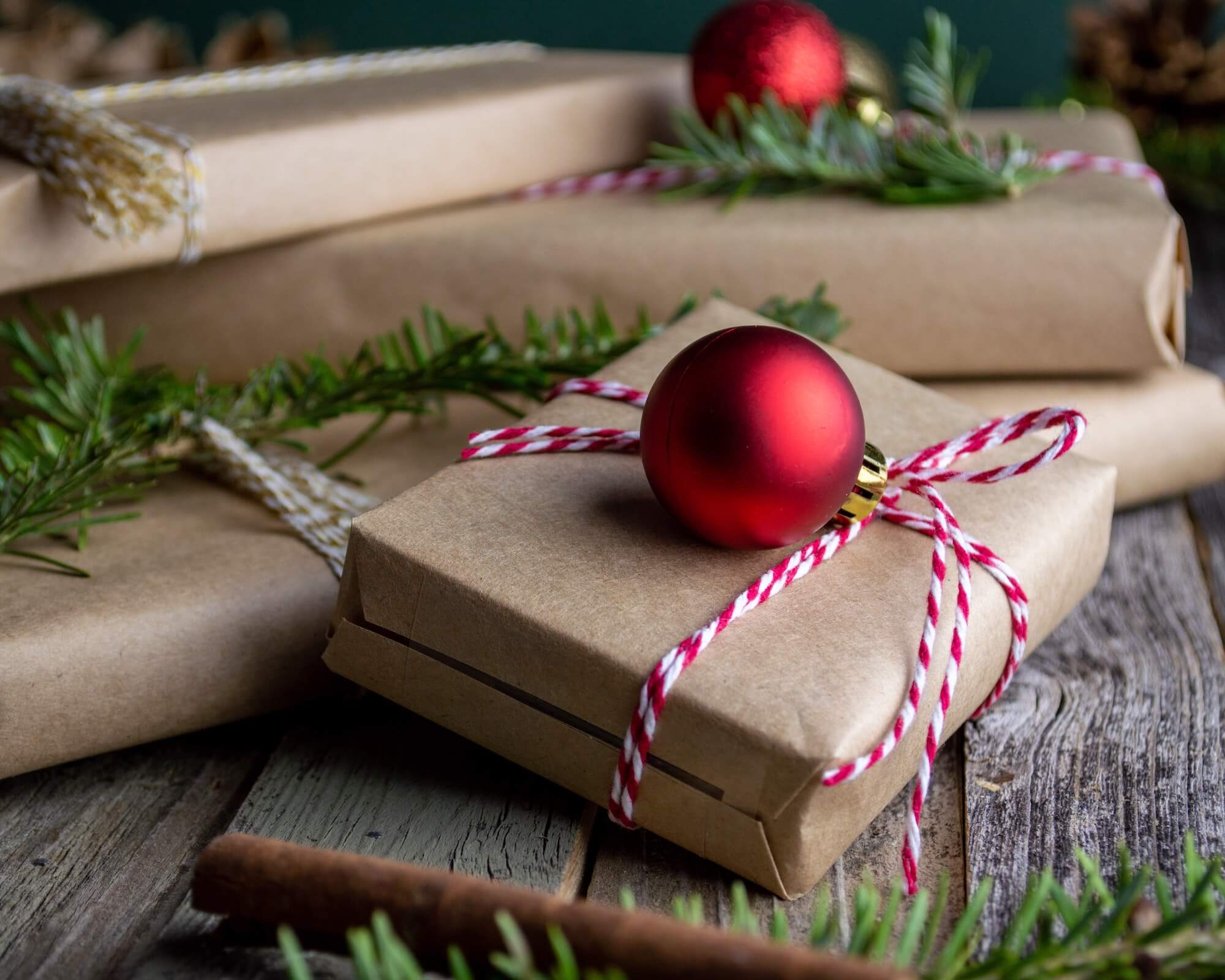 Cadeaux de Noël avec des boules et branches de sapin