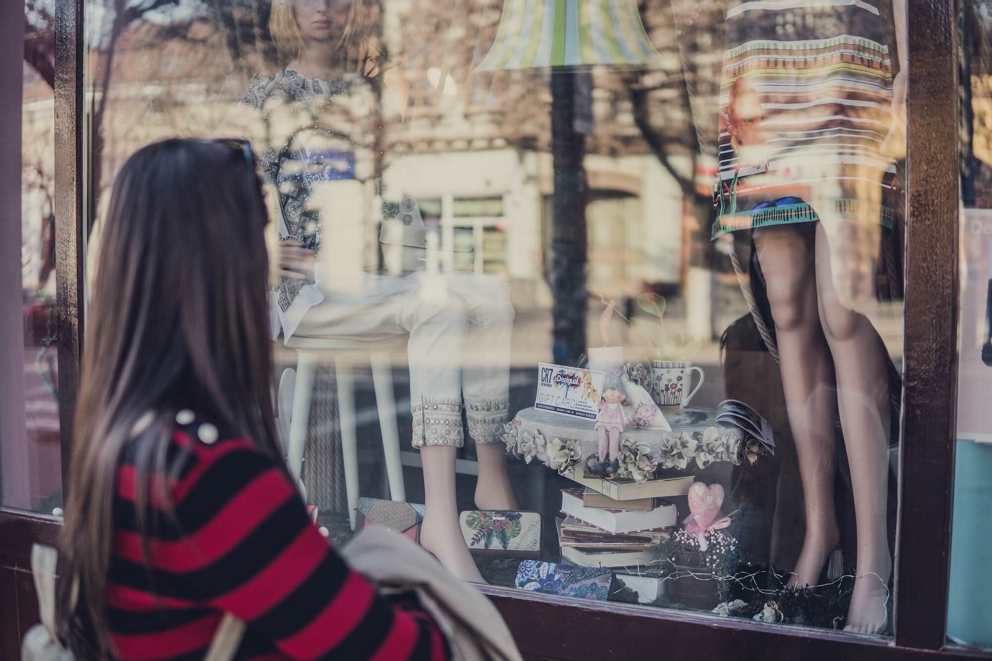 Personne regardant une vitrine de magasin