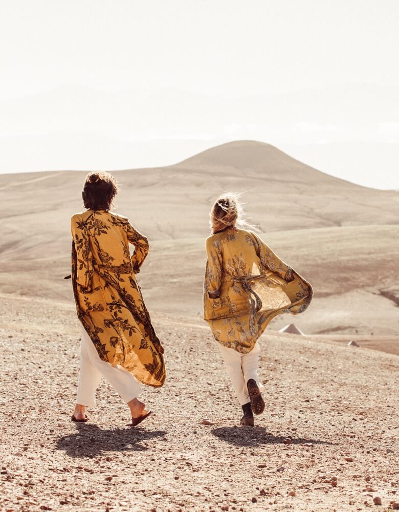 Donne che indossano caffetani nel deserto