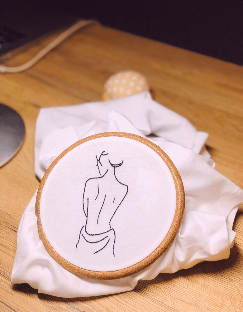 Telaio il filo di Arianna con t-shirt disegno schiena