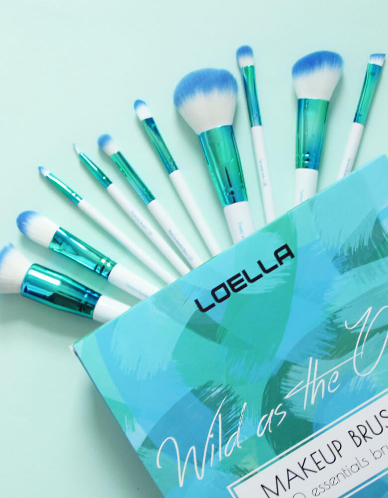 Boîte et pinceaux de maquillage au design bleu de Loella Cosmetics