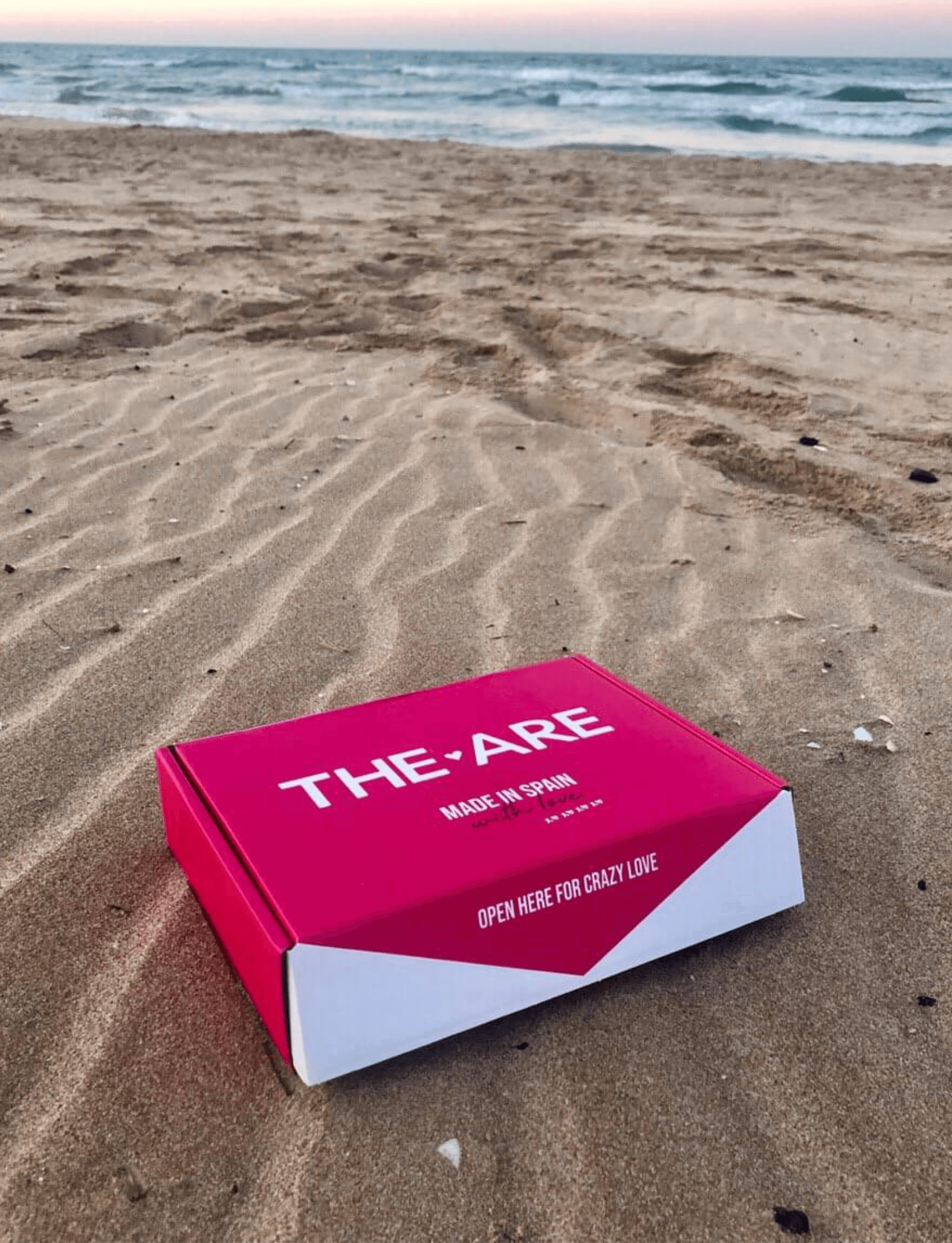 caja personalizada de la marca THE ARE