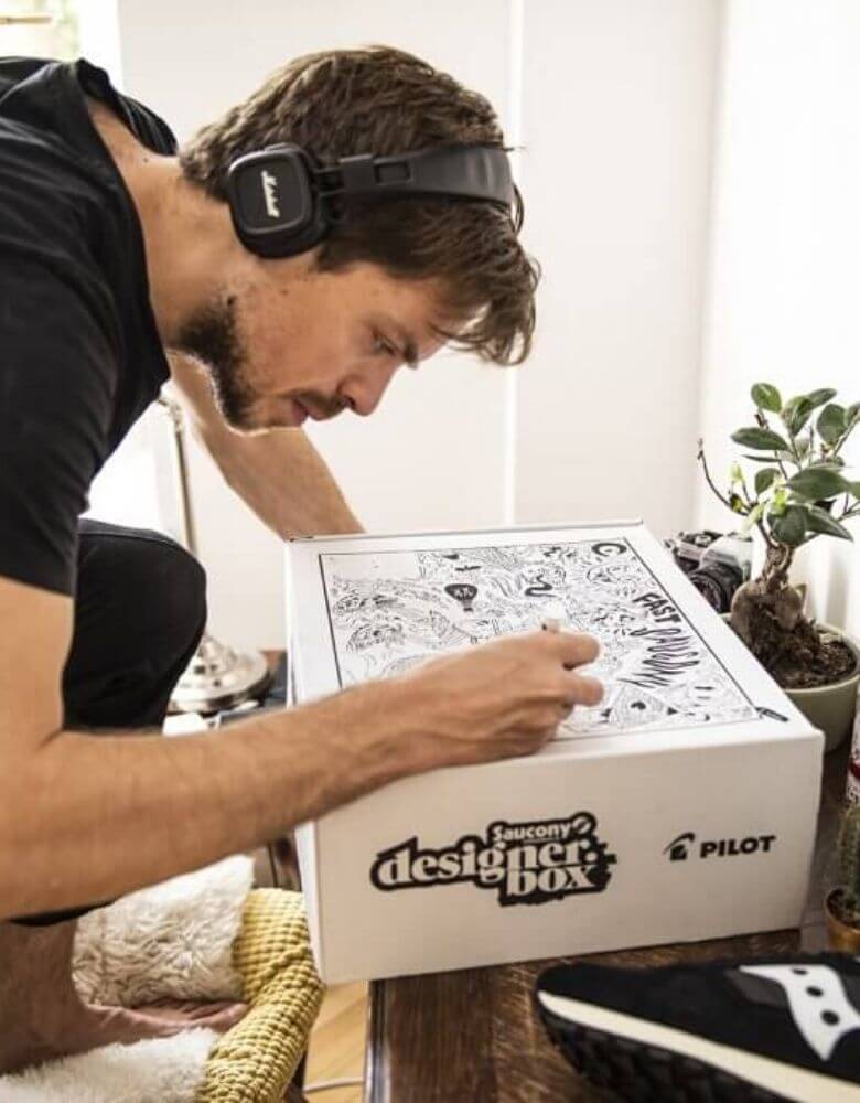 un chico diseña una caja de saucony originals