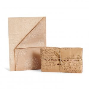 Papier d'emballage plié et qui enveloppe un produit avec une ficelle
