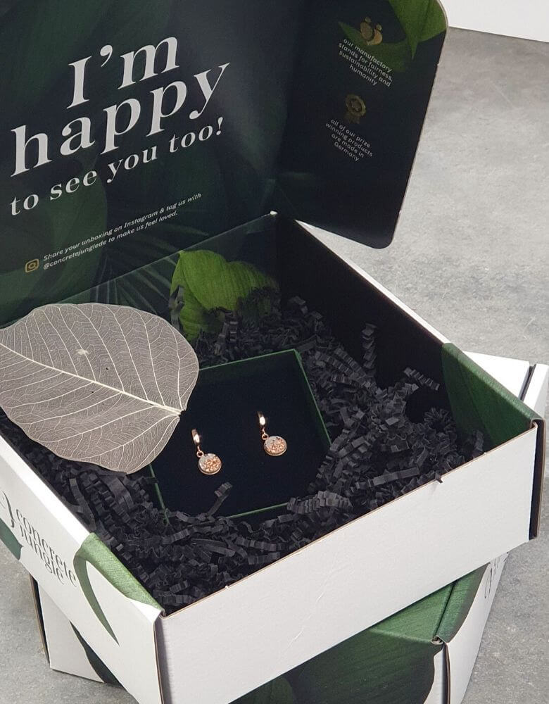 Una caja con pendientes elegantes