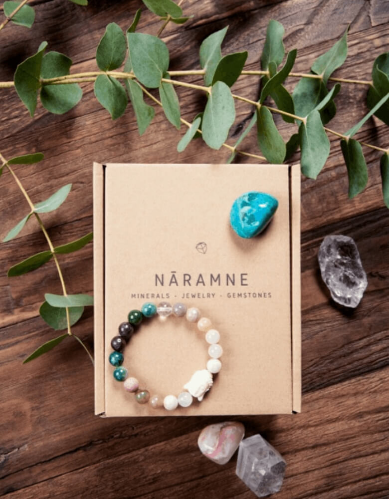 Una caja y una pulsera de NARAMME