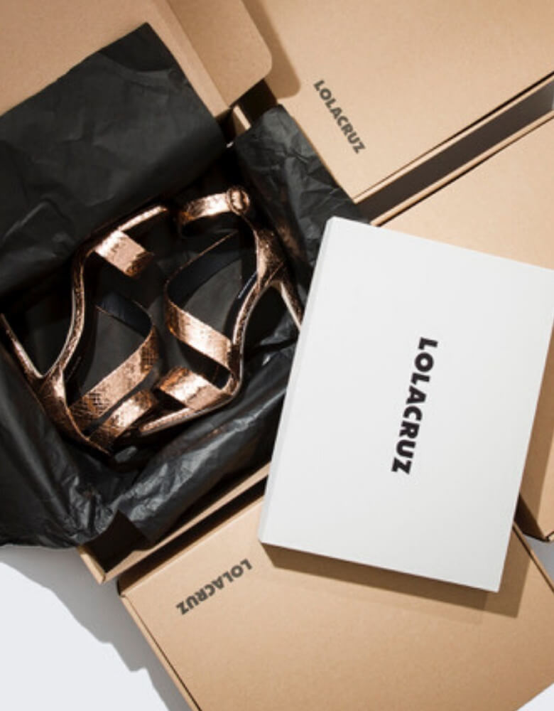 zapatos y cajas de cartón de LOLA CRUZ