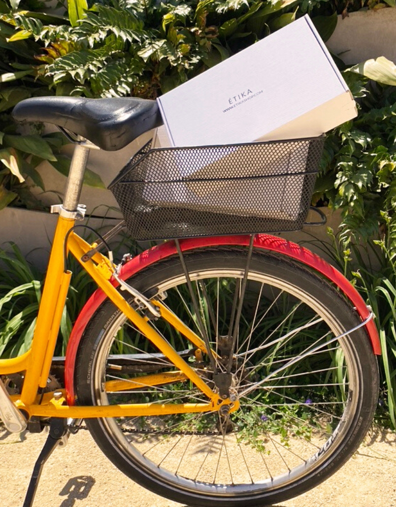 varias cajas dentro de una cesta de bicicleta