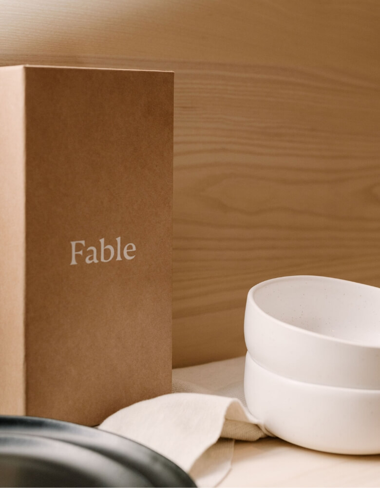 una caja y varios artículos de la marca Fable Home