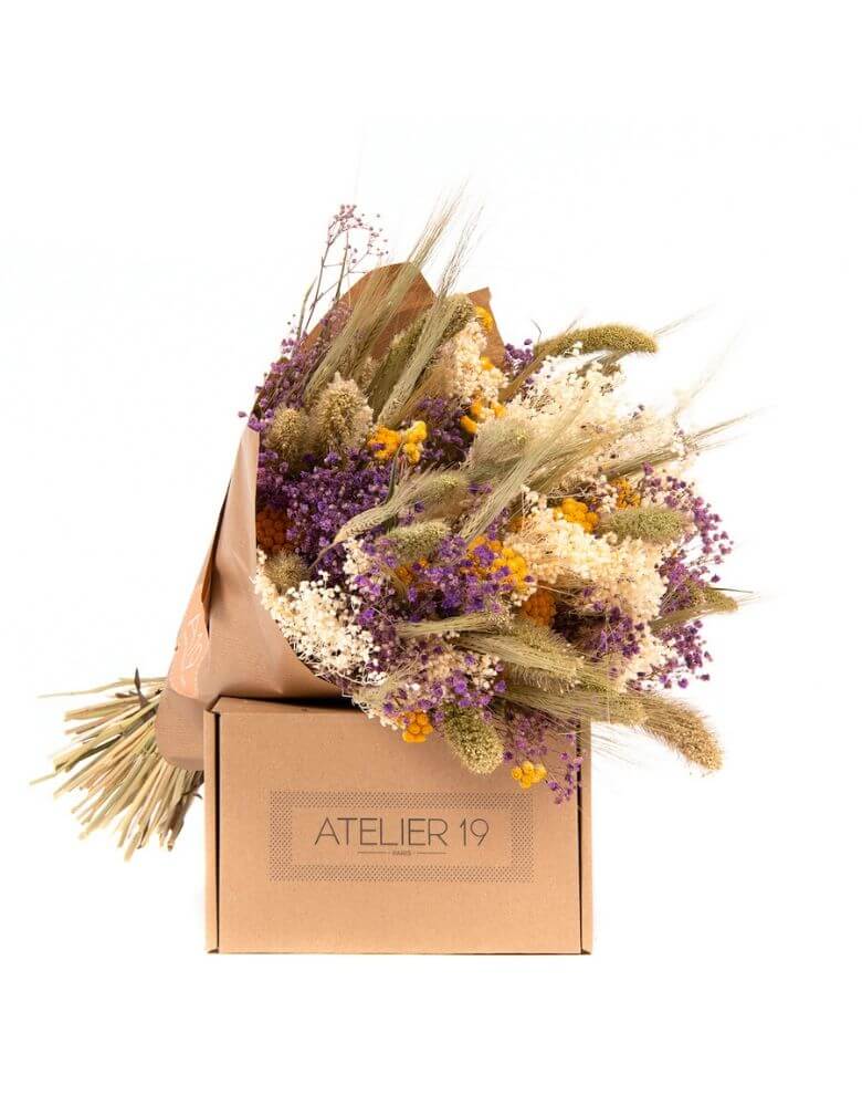 Fleurs séchées posées sur une boîte en carton