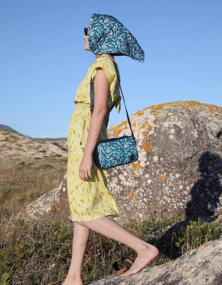 una chica camina por la naturaleza