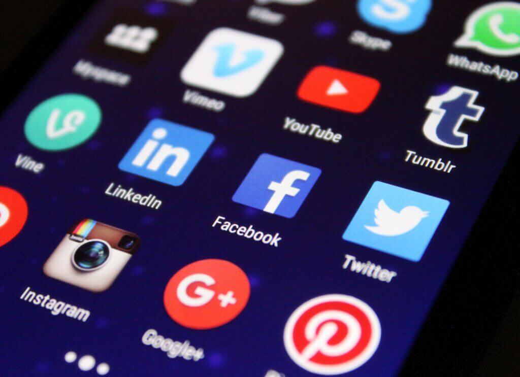 Écran avec les réseaux sociaux : Vimeo, Youtube, Tumblr, LinkedIn, Facebook, Twitter, Instagram, Google +, Pinterest