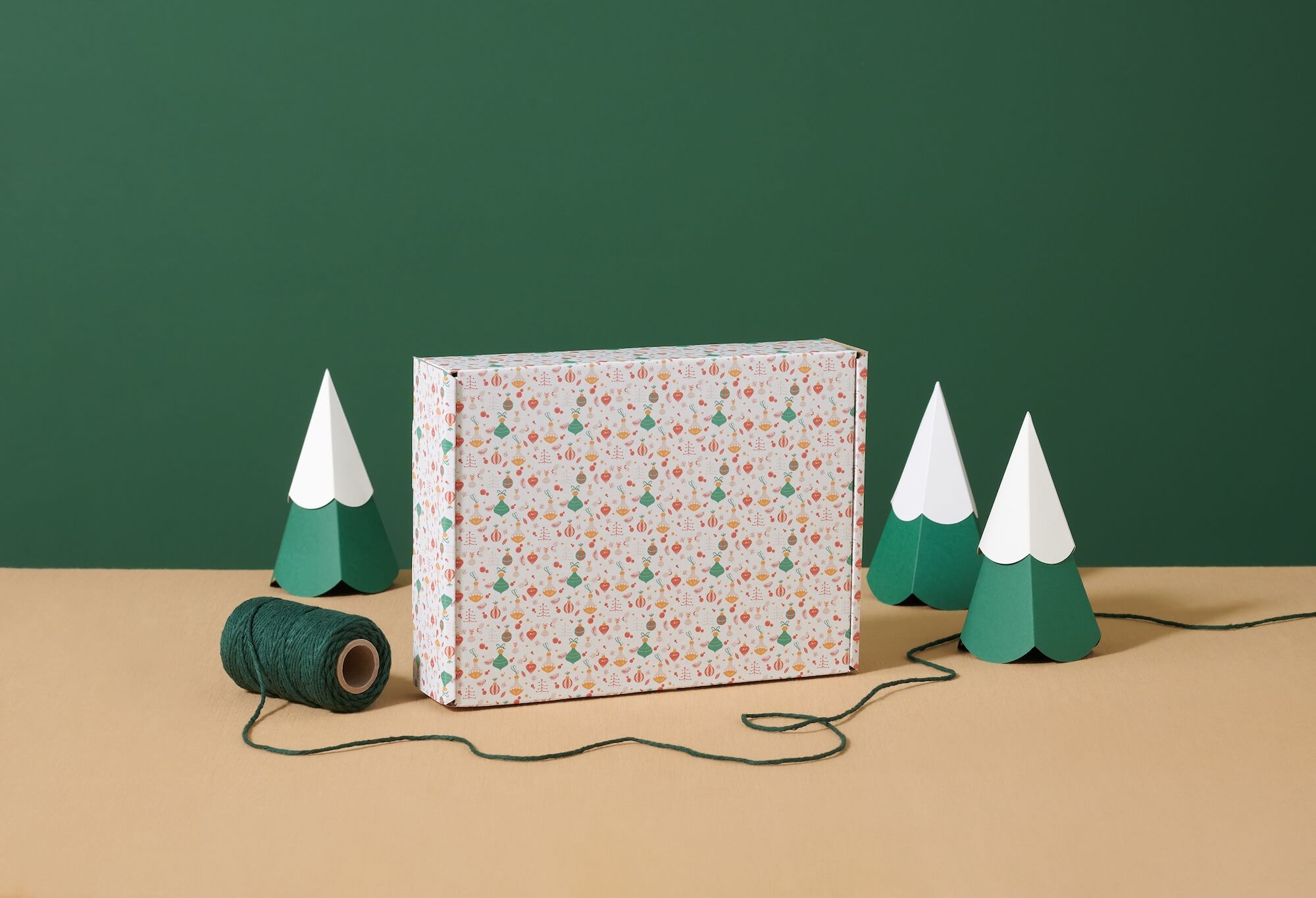 Boîte cadeau et miniatures de sapins de Noël