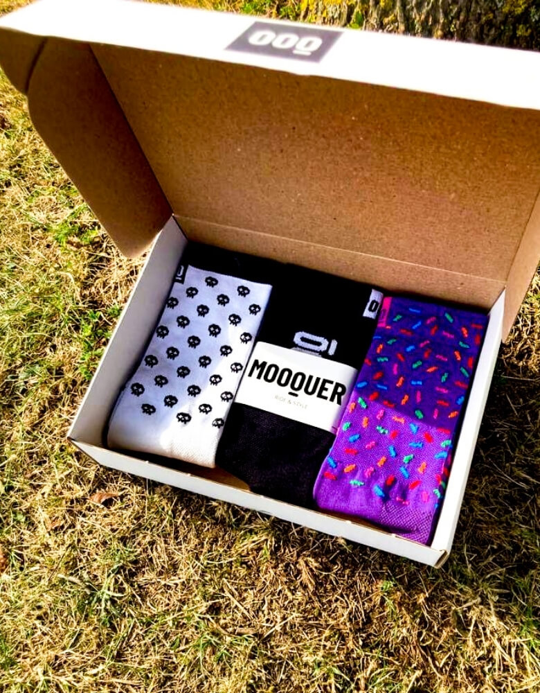Calcetines de colores dentro de una caja postal