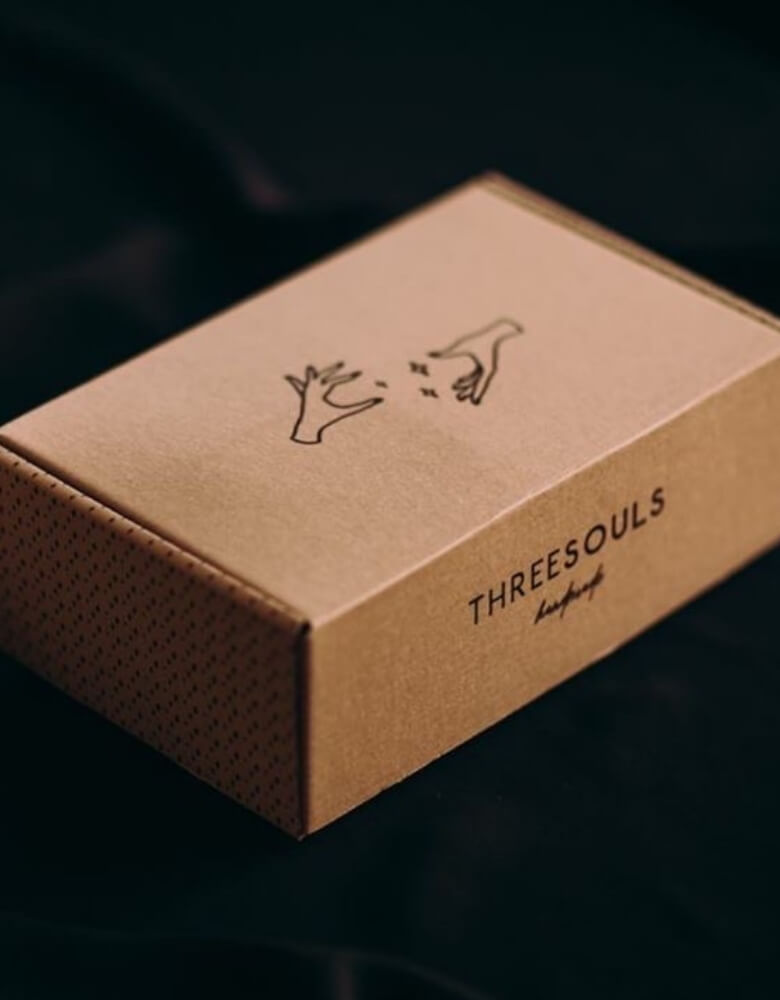 Caja postal con el logo de Three Souls
