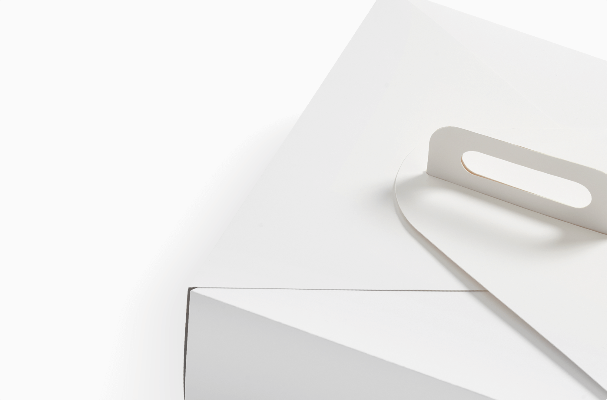 Cake box with handle