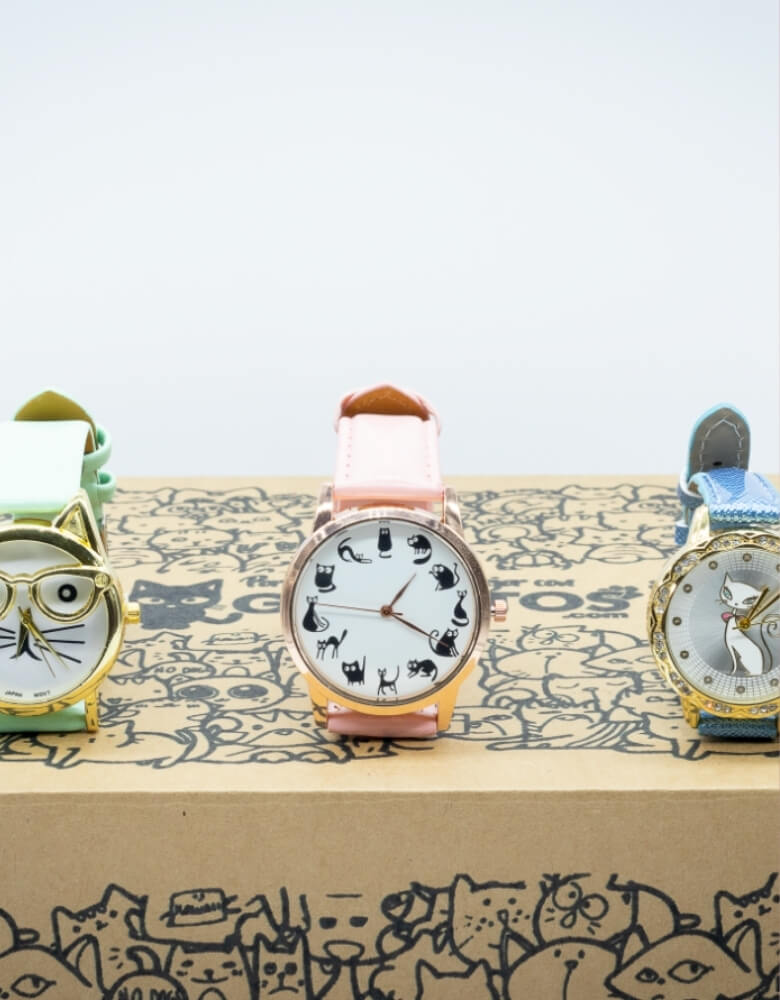 tres relojes sobre una caja de cartón