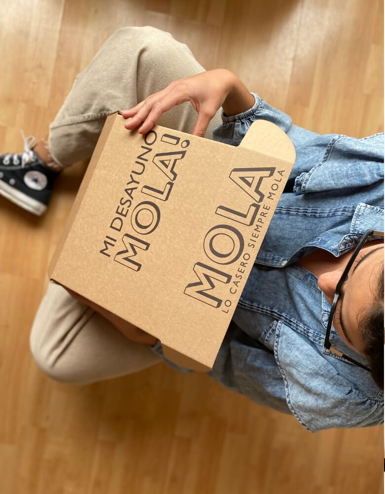 Una chica sostiene una caja postal personalizada