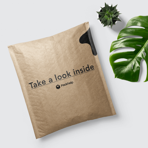 sobre acolchado de cartón con un logo personalizado