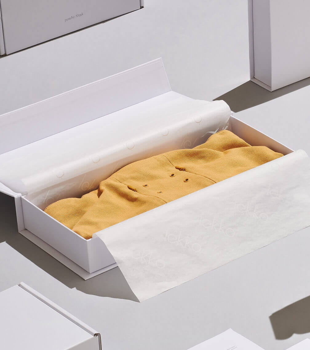 scatola con chiusura magnetica bianca aperta con capo di abbigliamento