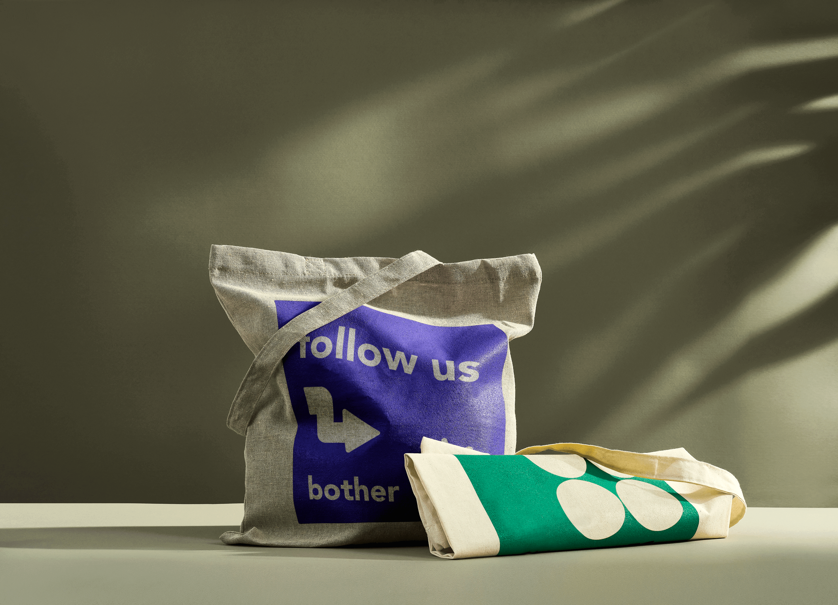 Dos bolsas de tela con un diseño a color