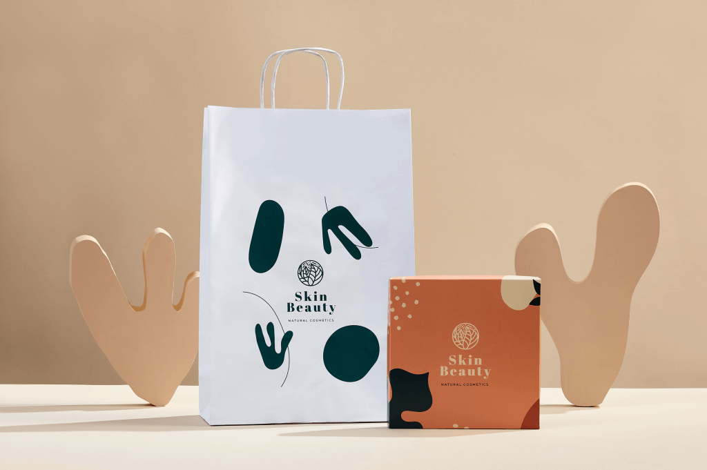 Weiße bedruckte Papiertasche und Kosmetikverpackung